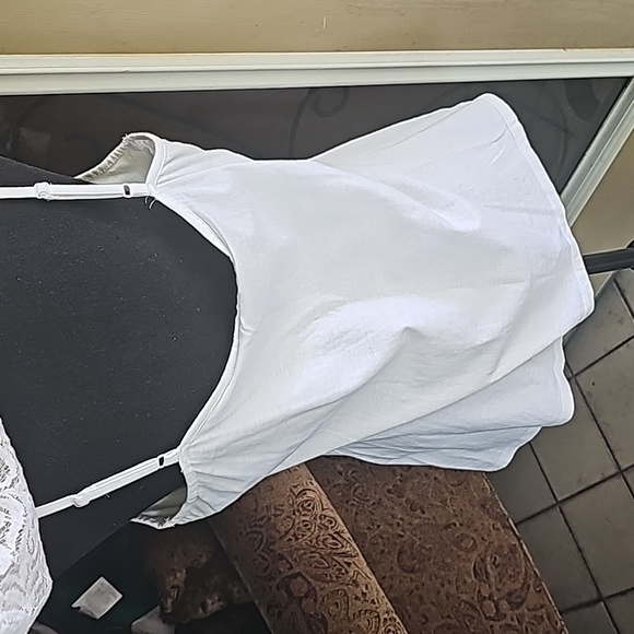 Sleeveless white lace top - Picture 13 of 15